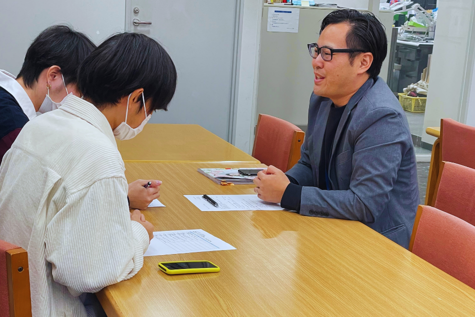 楽しく話す猪塚先生の写真