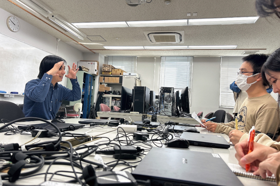 インタビューの様子の写真