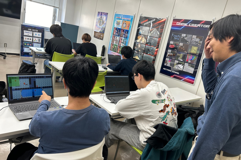 授業でゲーム制作をしている様子の写真