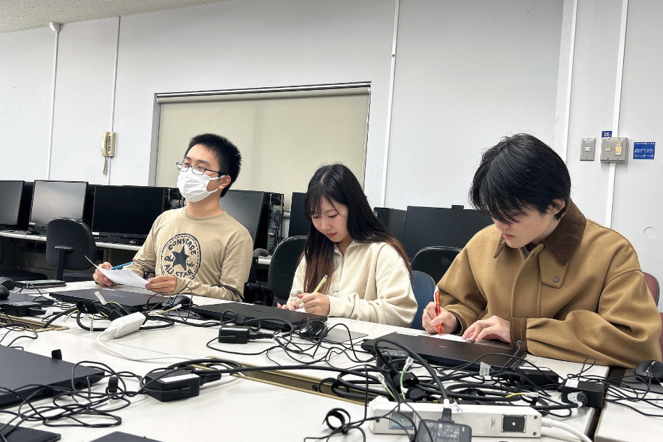 インタビューの様子の写真