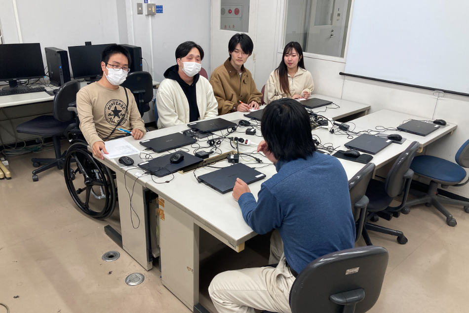 インタビューの様子の写真