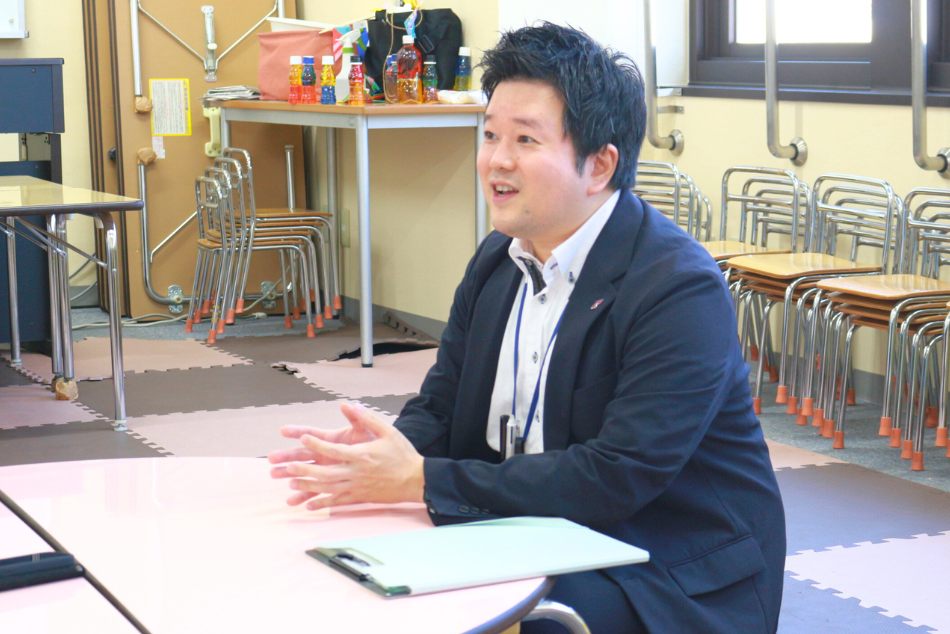 左を向いてインタビューに回答している男性の写真　松村先生