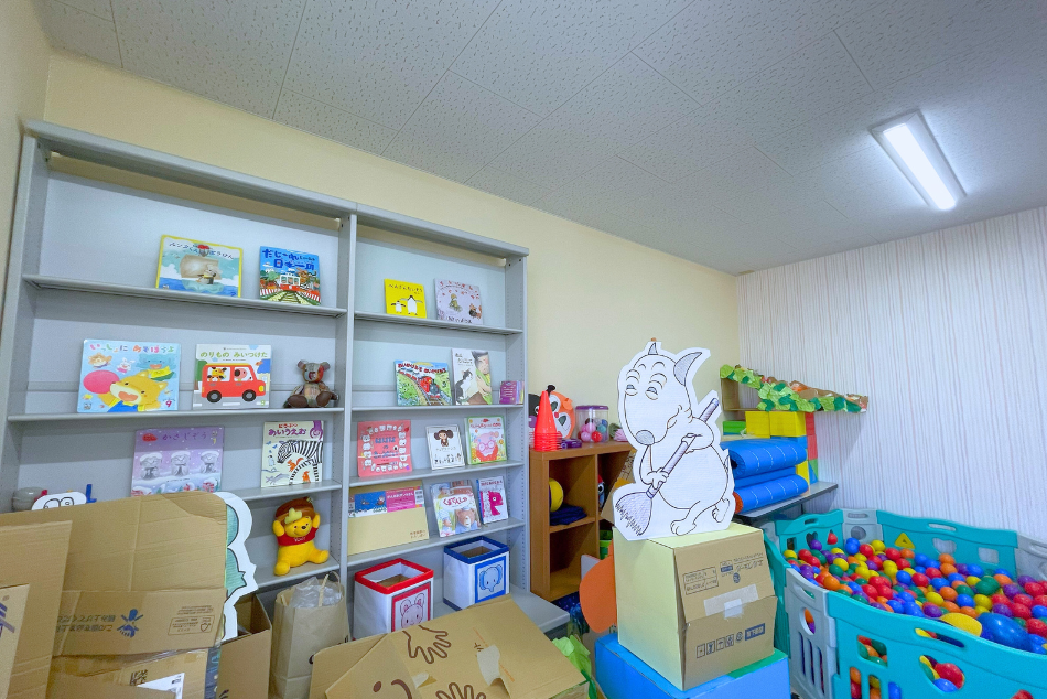 絵本やボールなどがたくさんある子供部屋の写真