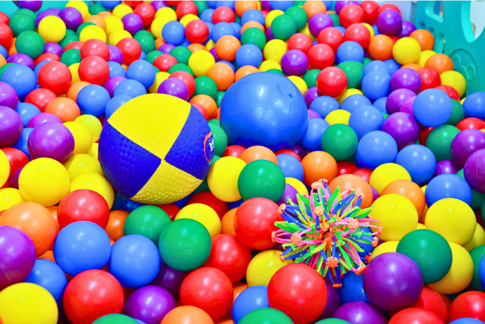 カラフルなボールが敷き詰められている写真