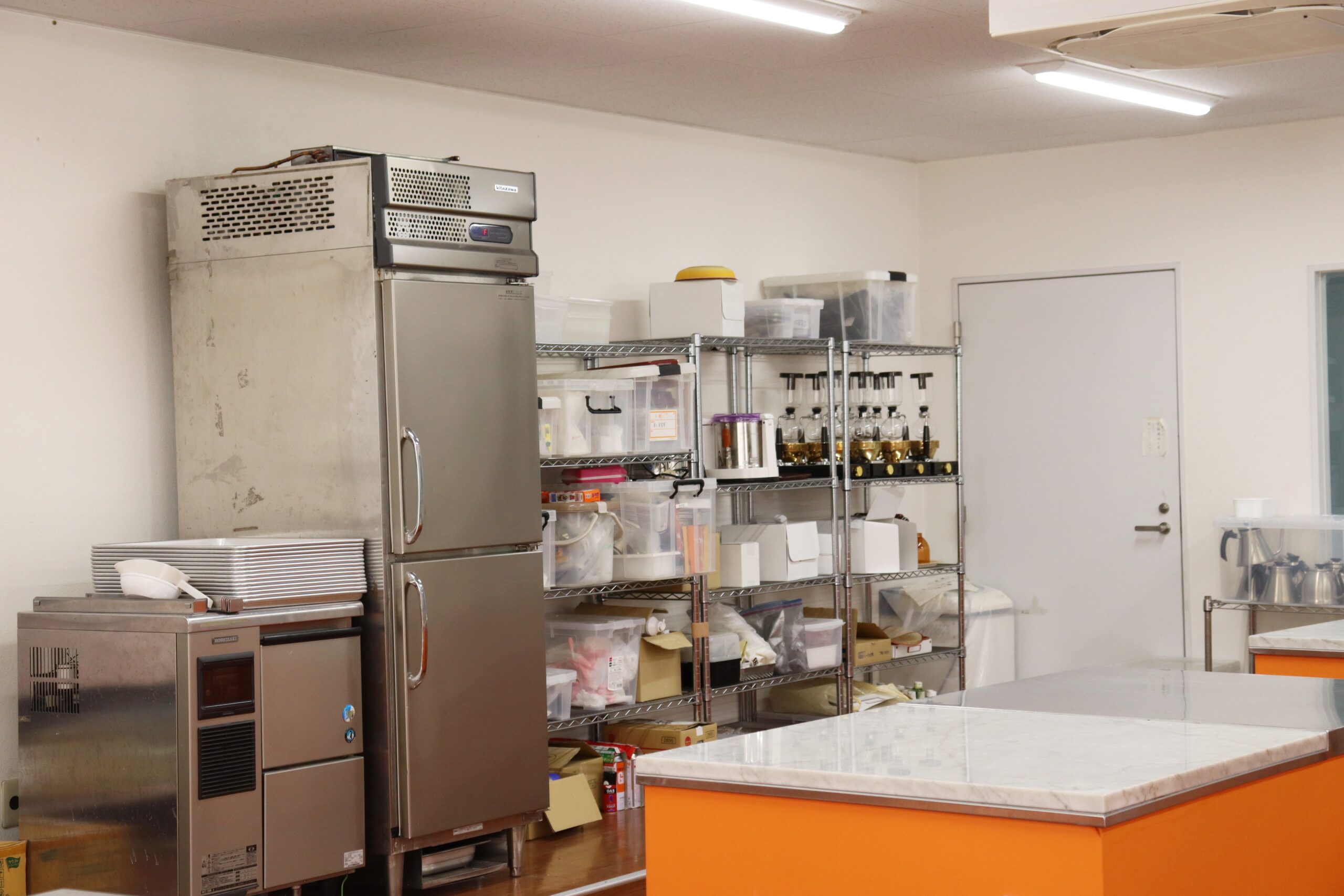 冷蔵庫や調理道具が置いてある教室風景
