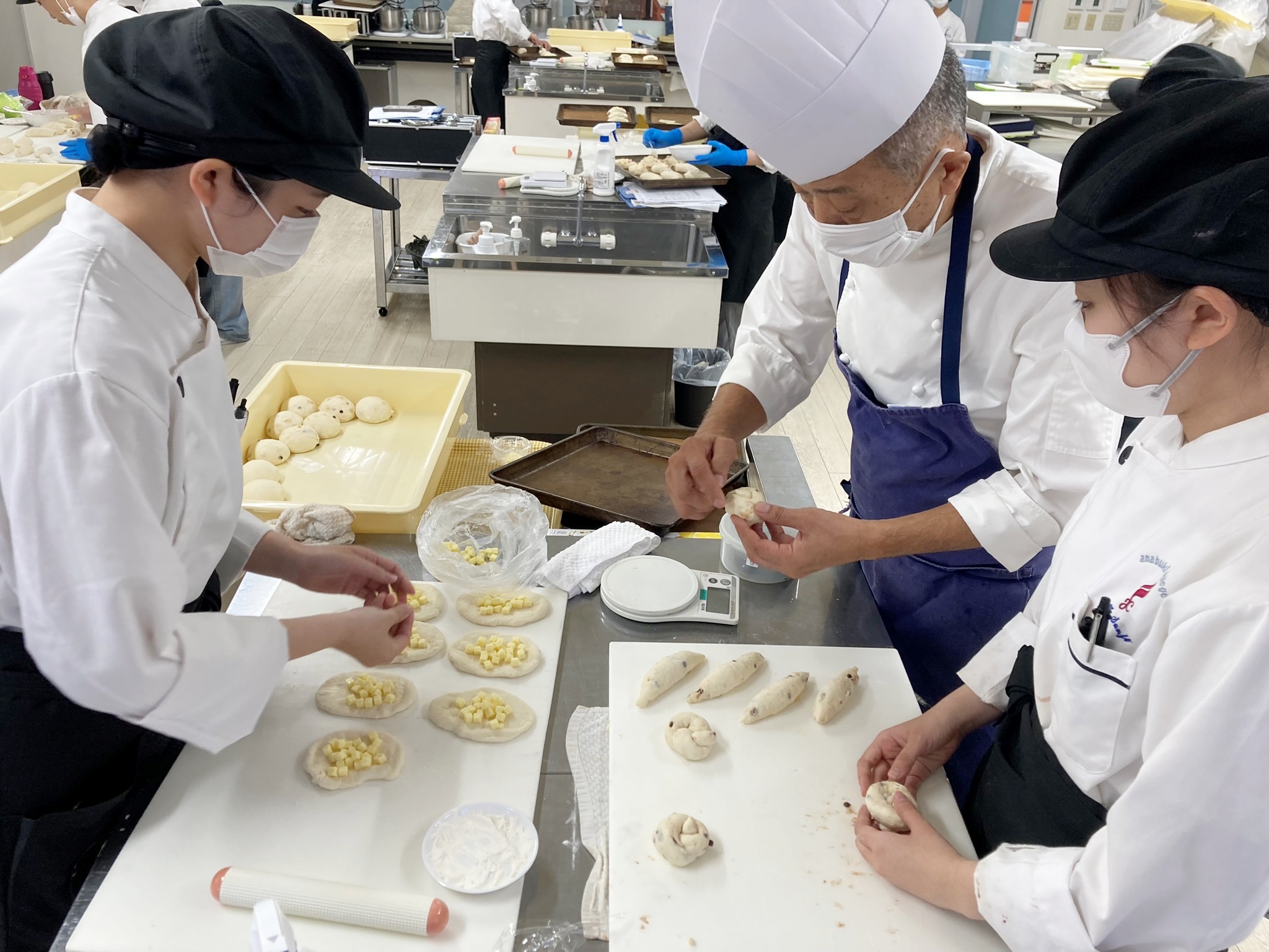 学生がパンを作っている写真